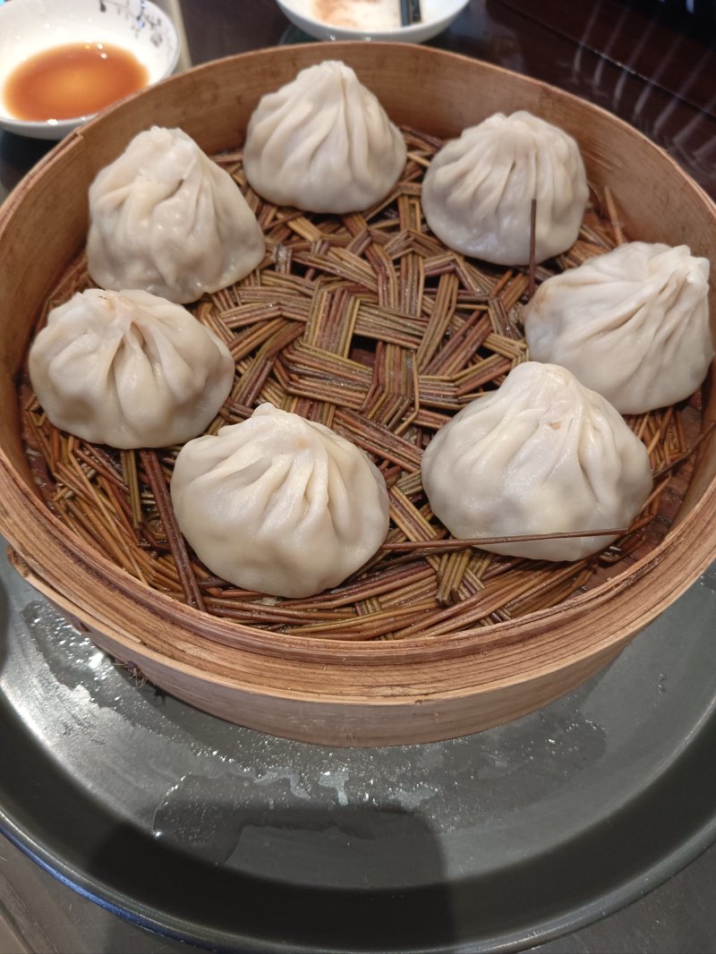 如何在喧嚣的城市中发现那些藏匿的美味？今天就让我们一起走进那些充满地方特色的街边小吃，用味蕾去感受每一种独特的风味吧！